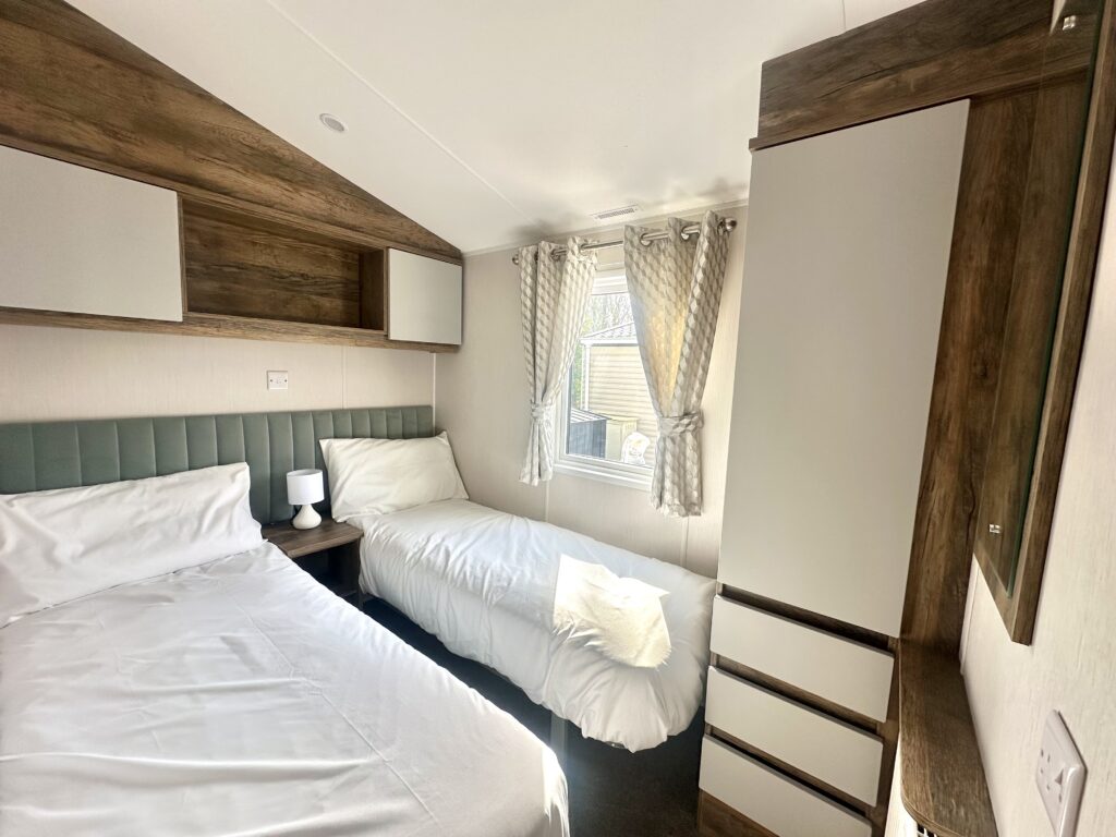 twin-bedroom--1024x768