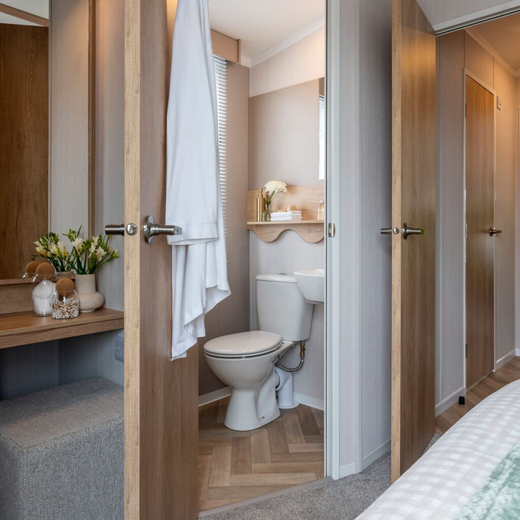Burgundy_Ensuite-1920x1920-c-1024x1024