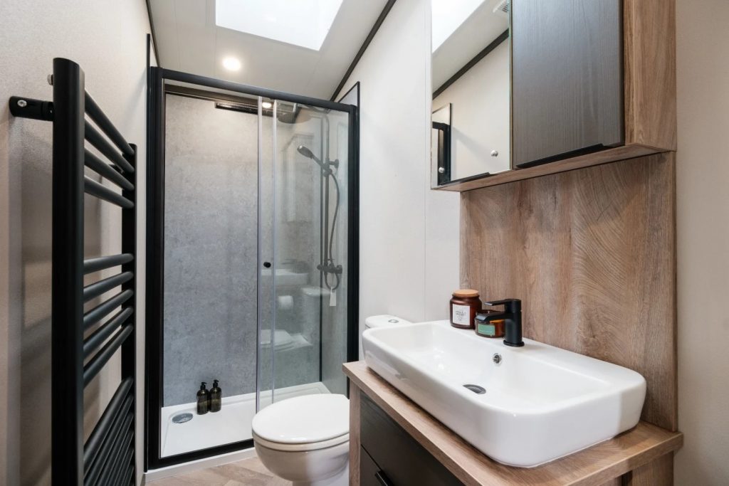Lakewood-Lodge-Main-bathroom-1024x683