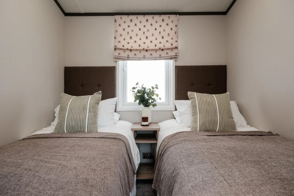 Lakewood-Lodge-Twin-Bedroom-1024x683