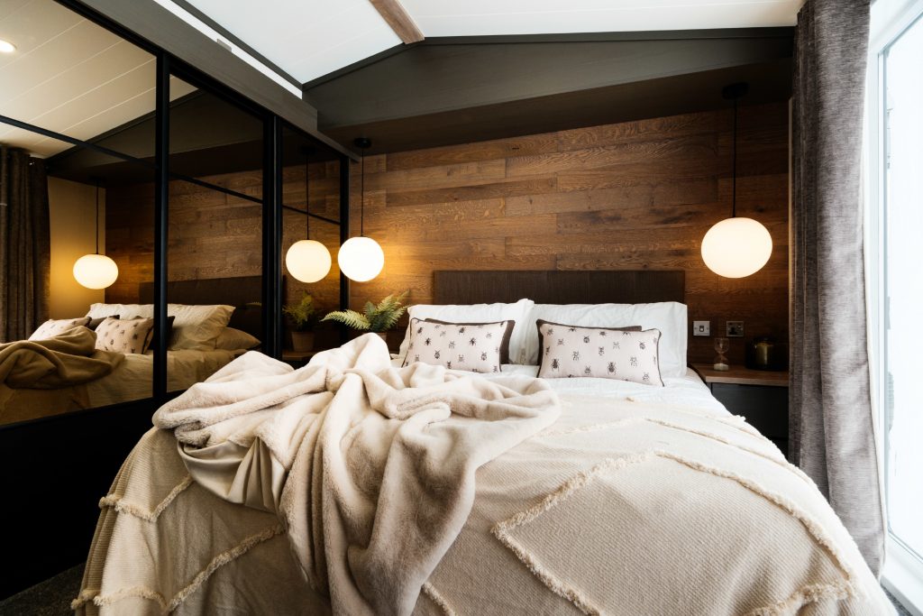 Lakewood-lodge-Main-bedroom-1024x683