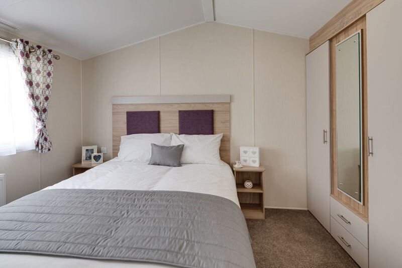 Willerby-Linwood-Main-bedroom
